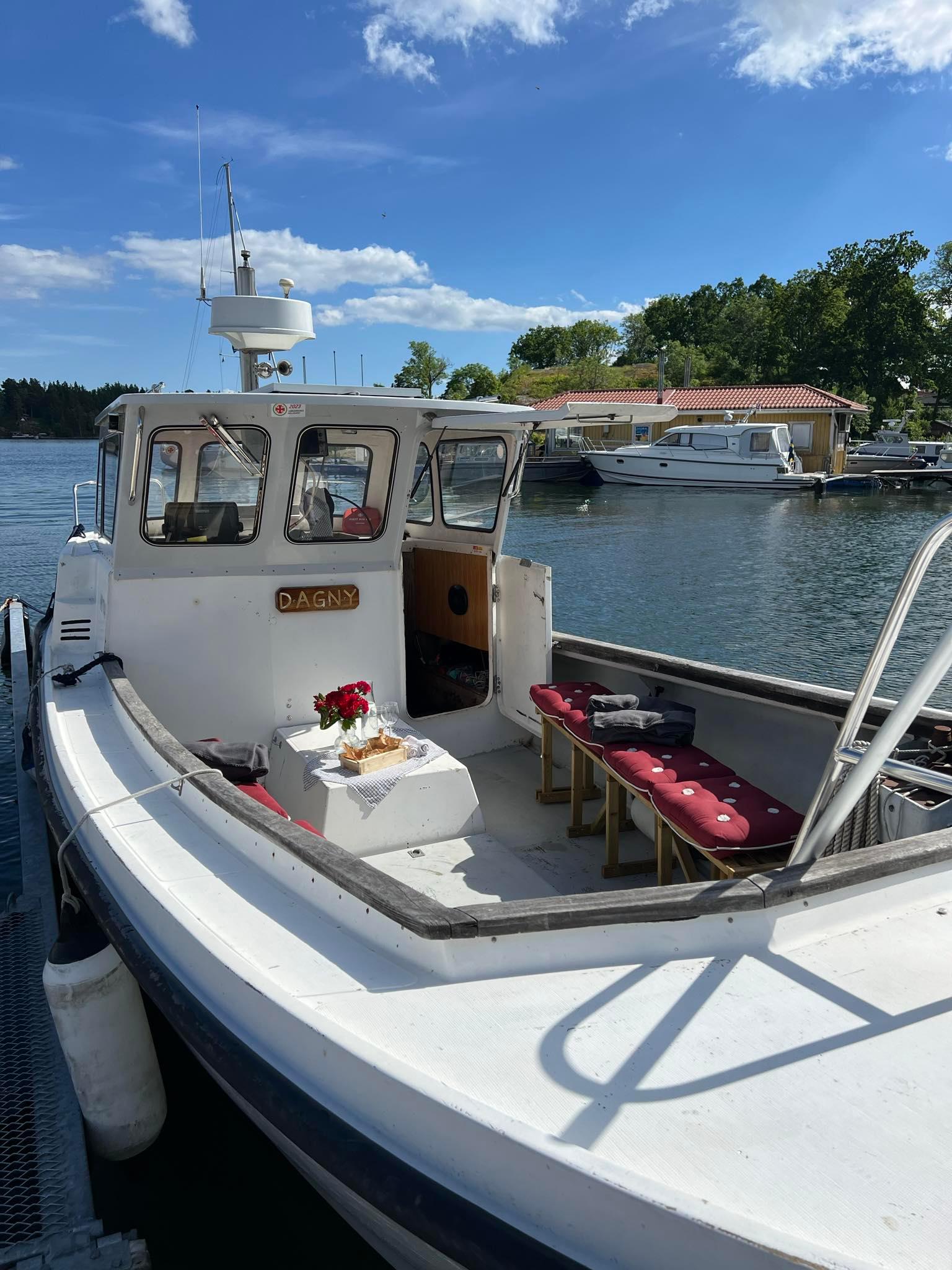 Dagny sedd från sidan vid bryggan