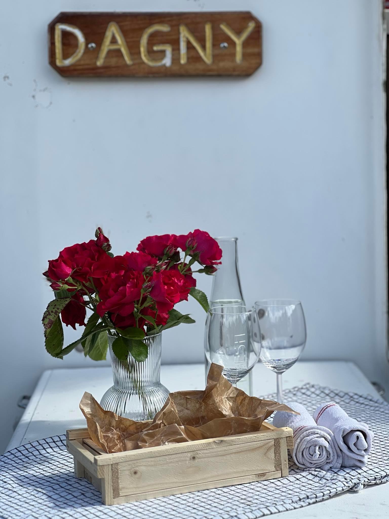 Dagny namnskylt med rosor och glas ombord