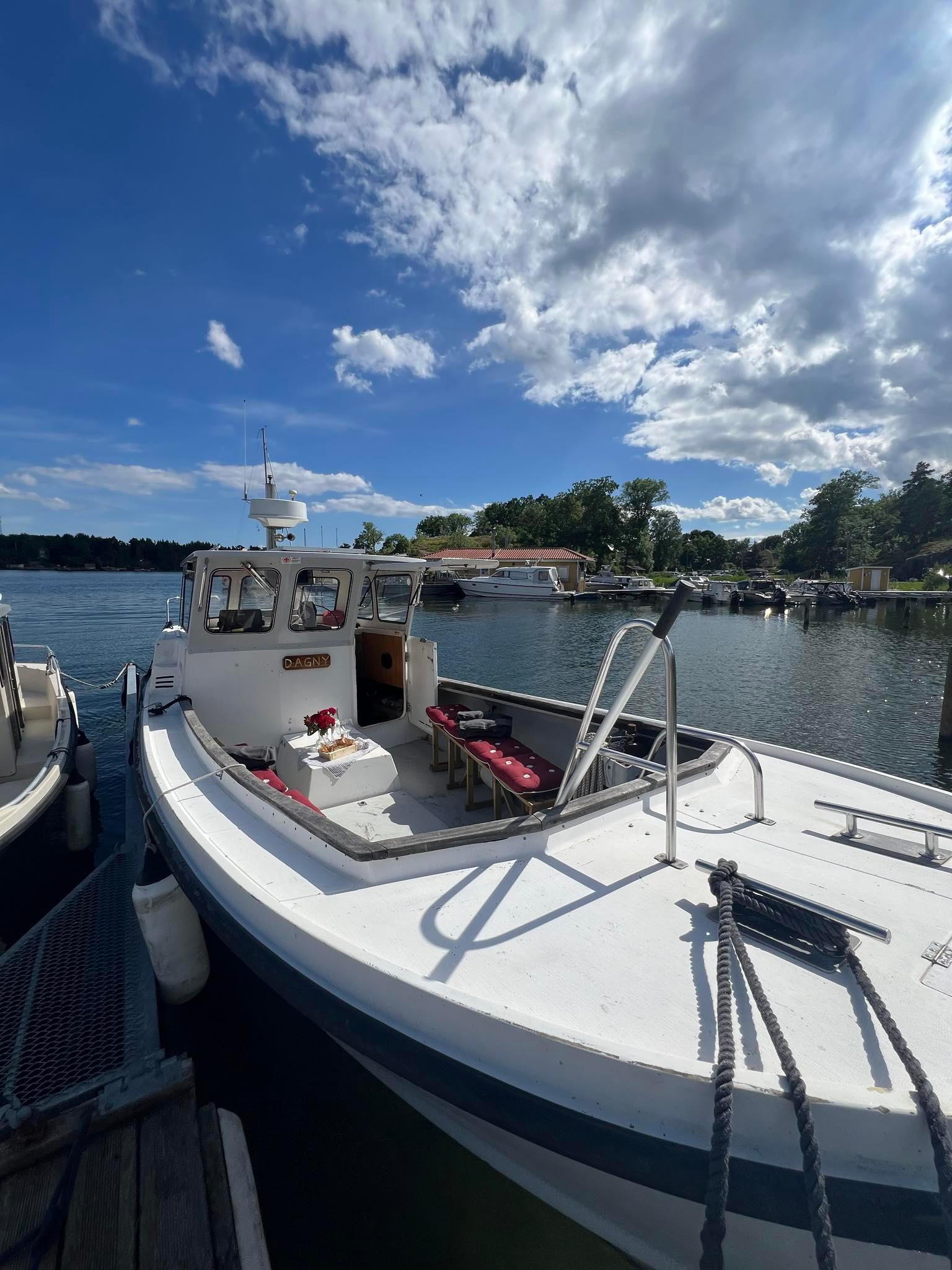 Båttaxin Dagny vid kaj i Furusund