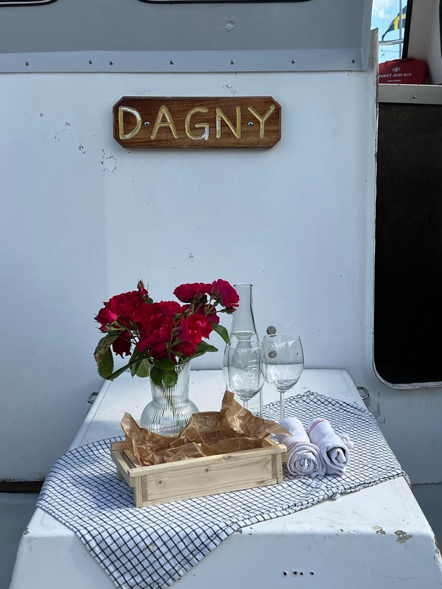 Uppdukat bord med blommor ombord på Dagny